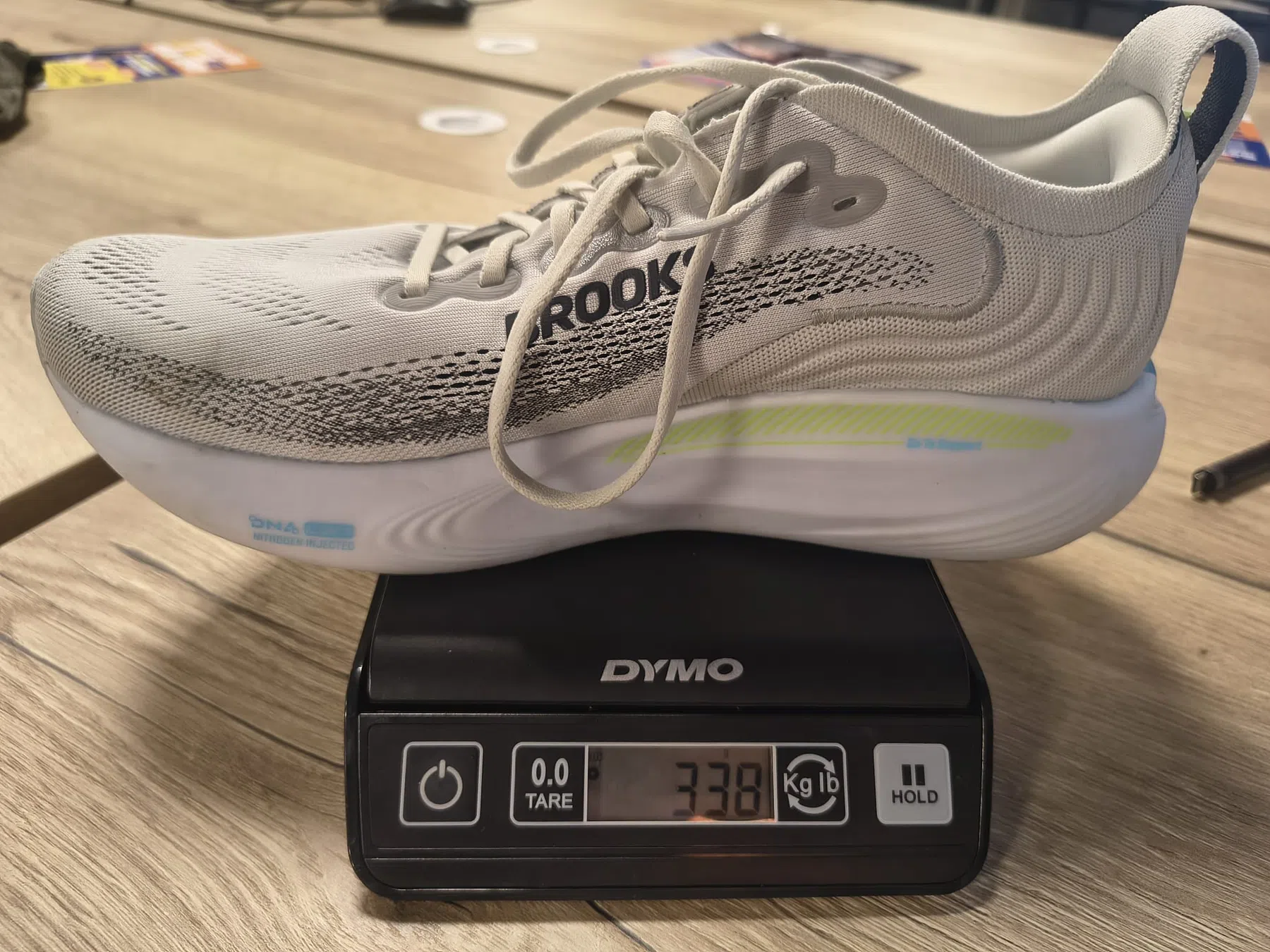 In maat 45 komt ie uit op 338 gram